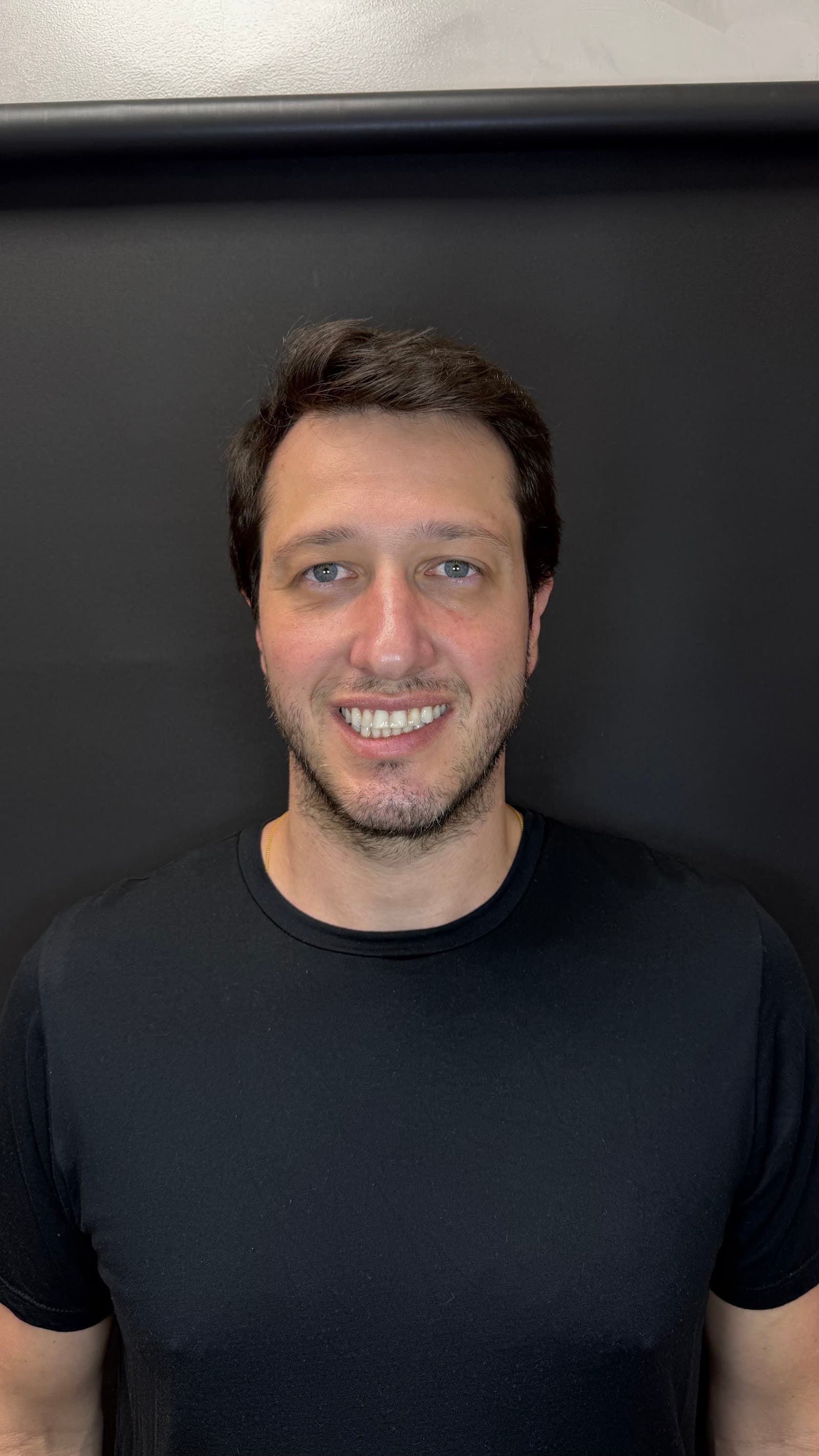 Retrato do Dr. Bruno Ferrari sorrindo, de camiseta preta