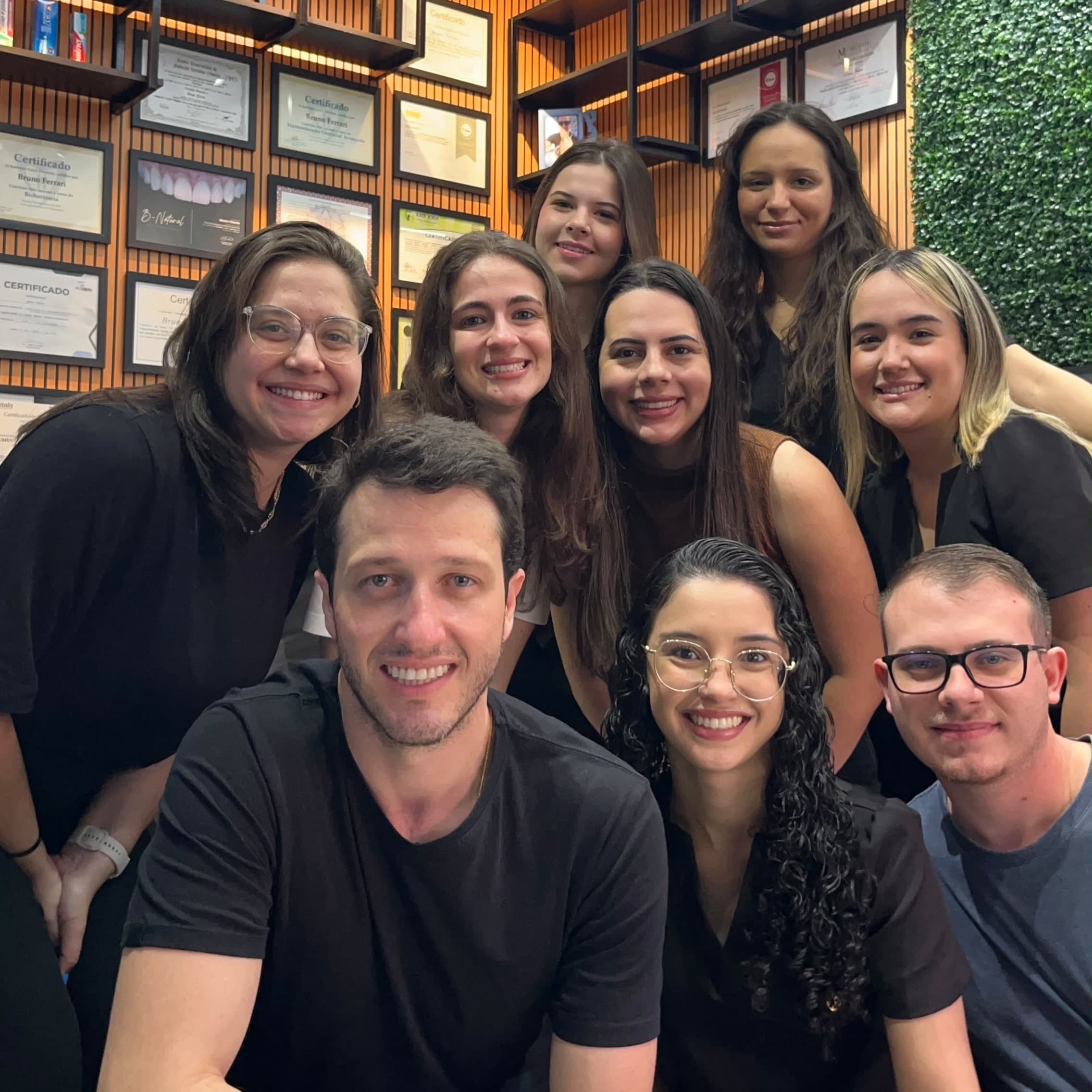 Equipe da NeoRisus reunida no consultório, com o Dr. Bruno Ferrari na frente, sorrindo