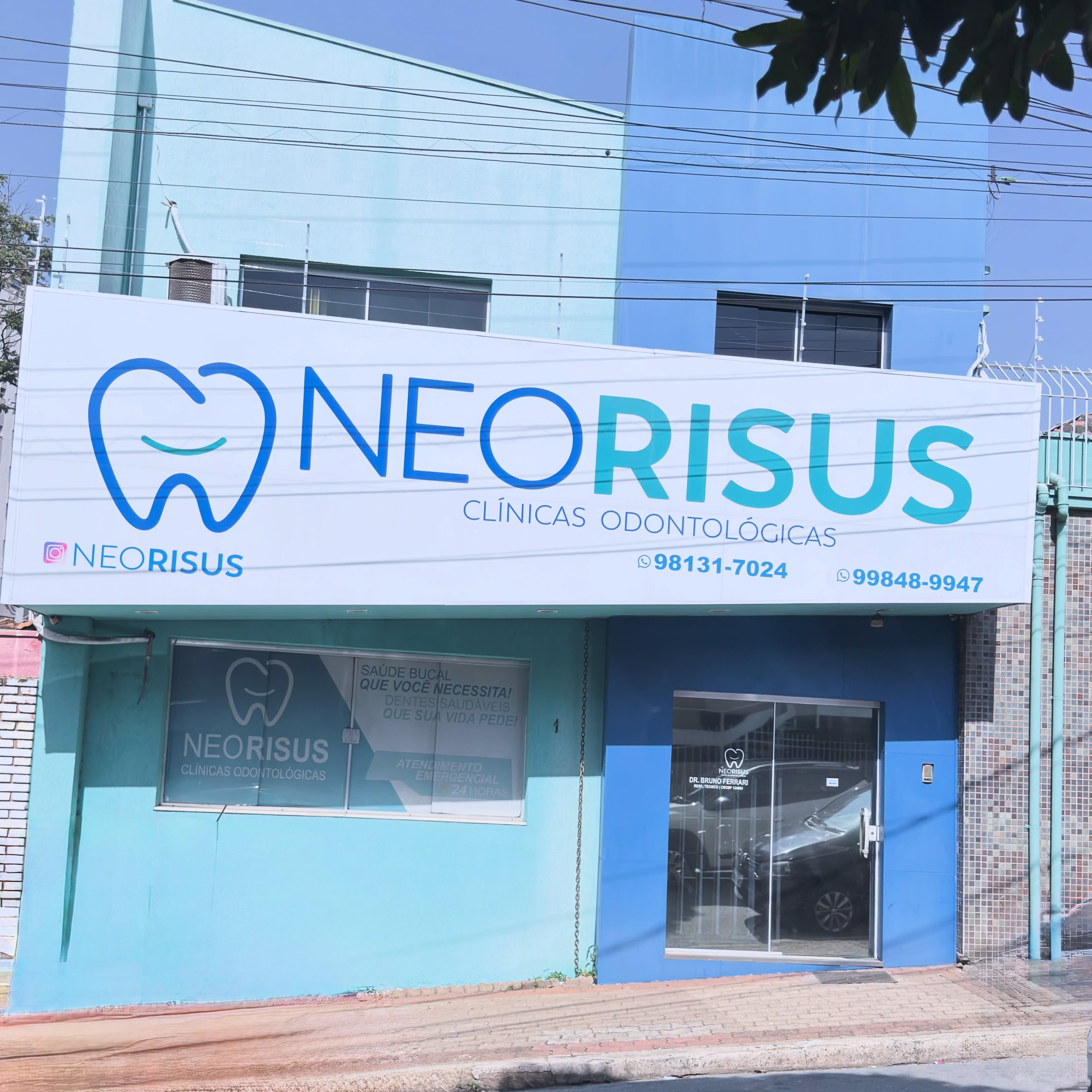 Fachada da NeoRisus Clínicas Odontológicas na Rua Santa Terezinha, em Limeira, com a placa azul e branca